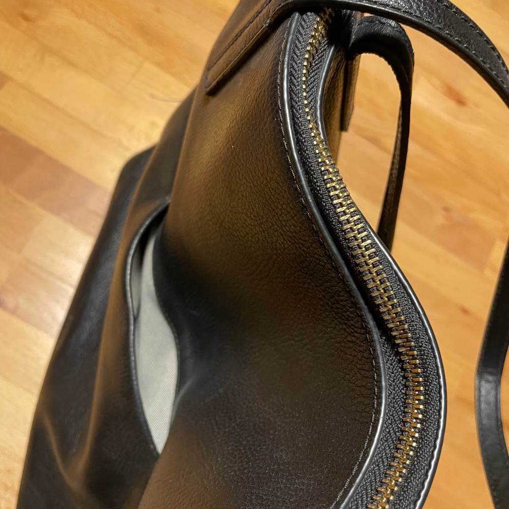 Fossil Black Shoulder Bag with Timeless Design - Picture 11 of 13